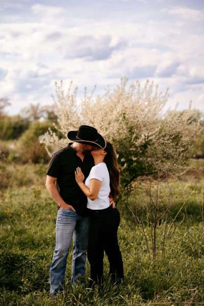 couple kissing for Chicago engagement photos