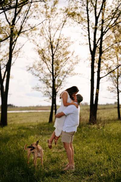 couple kissing for Chicago engagement photos