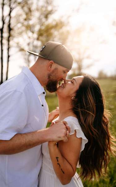 couple kissing for Chicago engagement photos