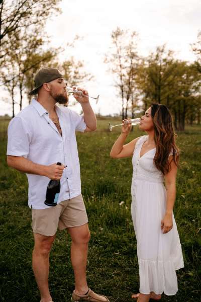 Couple cheers\'ing for Chicago engagement photos